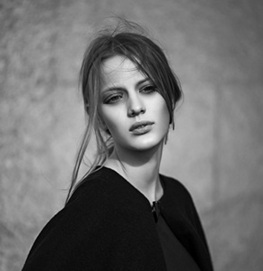 Portrait en noir et blanc de Théodora Oscarine, médium reconnue pour la profondeur de ses interprétations.