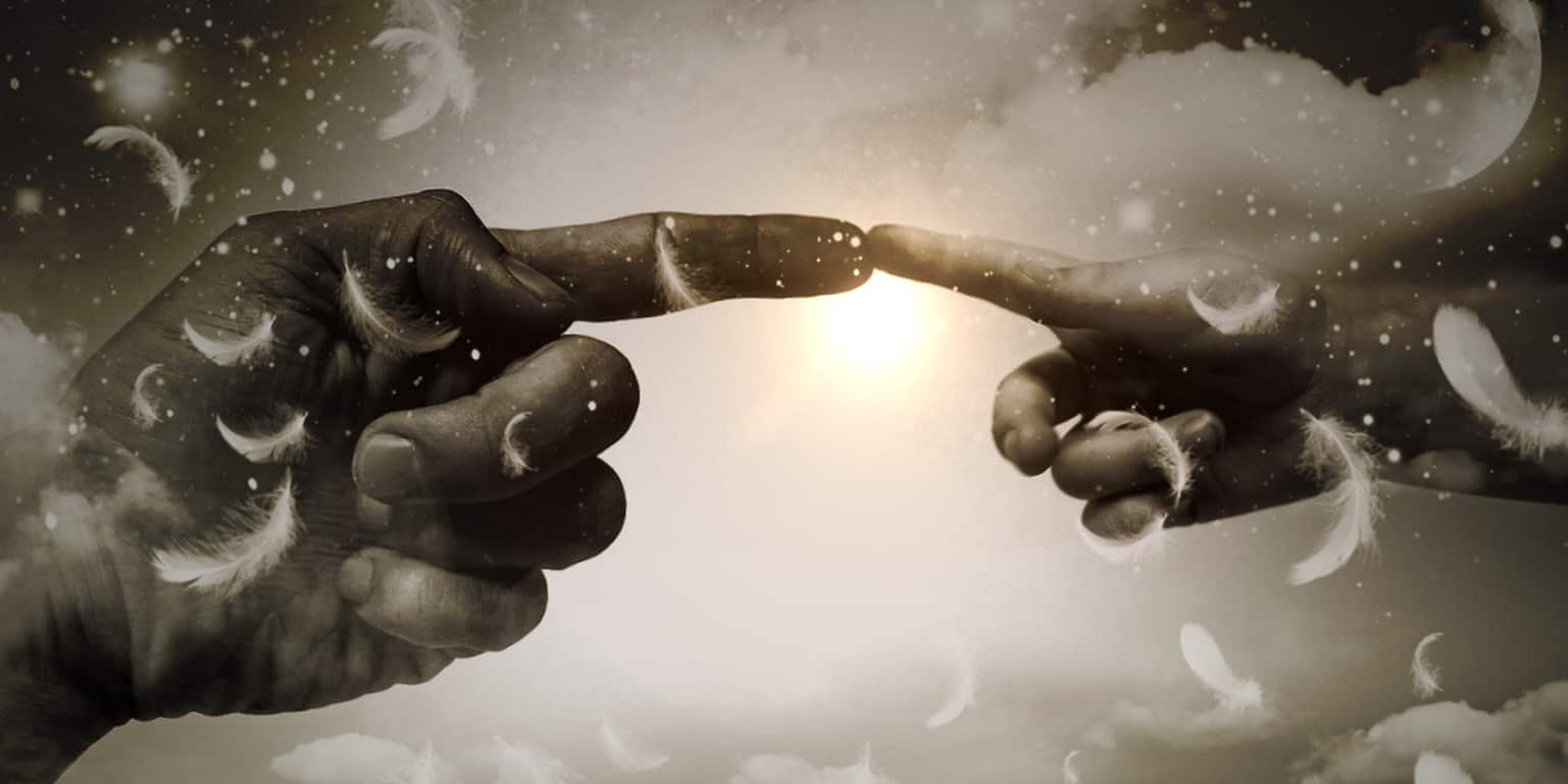 Deux doigts reliés, pont entre vos interrogations et l'accompagnement de nos médiums.