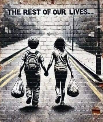 Deux enfants unis marchant sur une route, main dans la main, promesse d'une vie d'amour à partager.