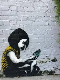 Fillette contemplative devant un papillon bleu, cet échange silencieux entre sensibilité spirituelle et connexion à l'invisible.